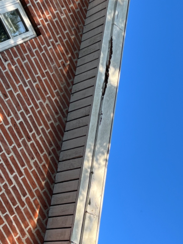 Udskiftning af et stykke vindskede, opsætning af låge, Vindue der ikke kan lukkes helt. Nedløbsrør f