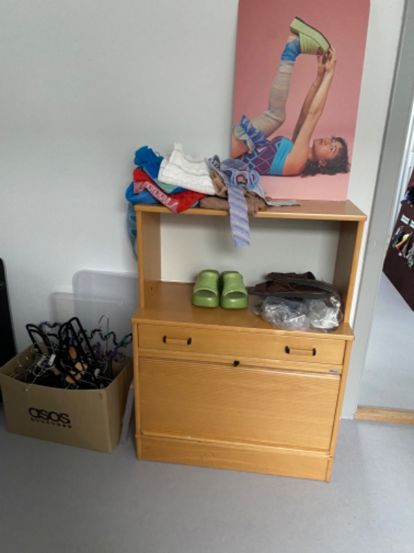 Køre ting på genbrugspladsen, samle tøjstativer og sætte ting op.