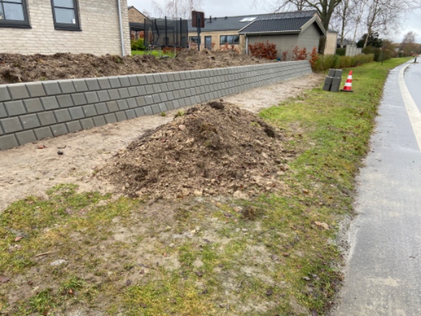 Hjælpe til at fjerne byggematerialer