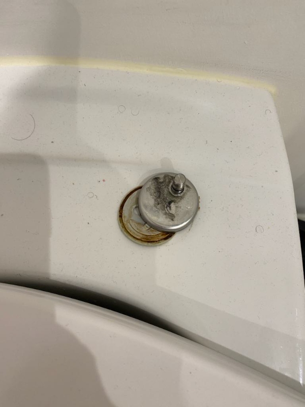 Montering af toiletsæde + evt. udskiftning af ødelagte løsdele