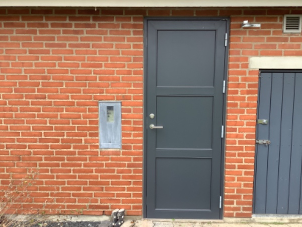 Skiftet træ til glas i yderdør