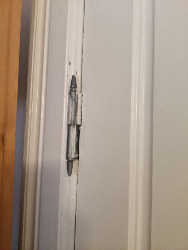 To døre. En hænger skævt, kan ikke lukke helt. Nr 2 får skruer øverst ikke fat i noget i karm