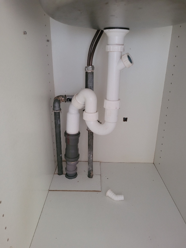 Montering af vandrør til tilslutning af opvaskemaskine