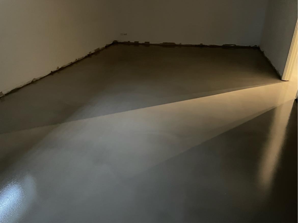 Mellemslining af gulv og efterfølgende lakering