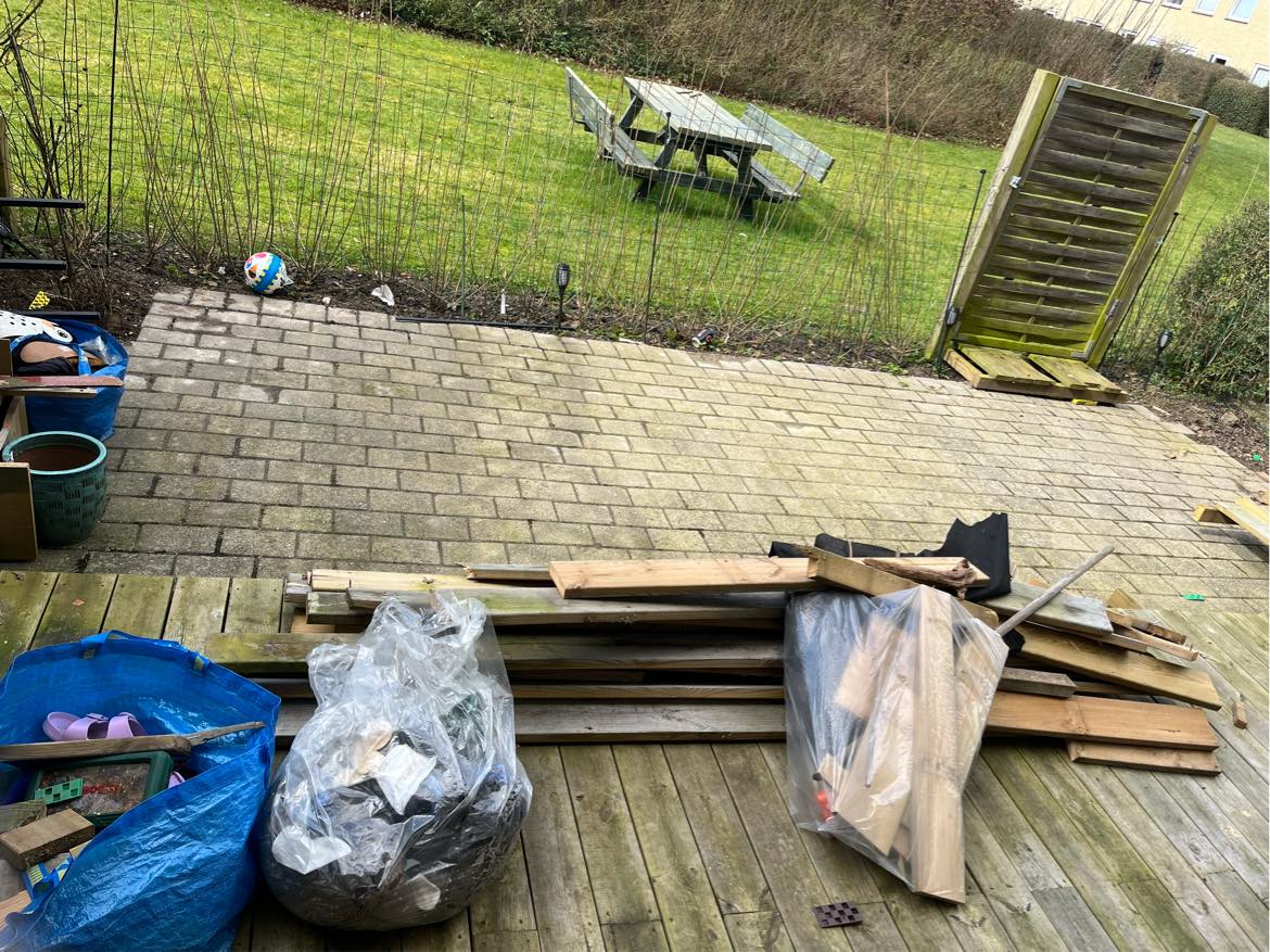 Bortkørsel af træterrasse, forskelligt affald samt optagning og bortkørsek af ca 20kvm stenterrasse