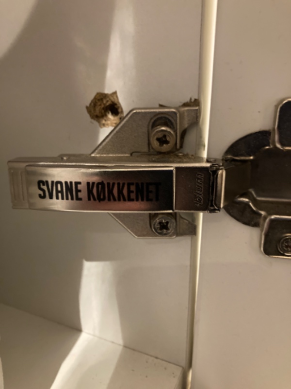 Skabslåge på badeværelse skal monteres