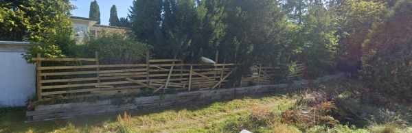 opsætning af hegn, rundt om grunden. større opgave