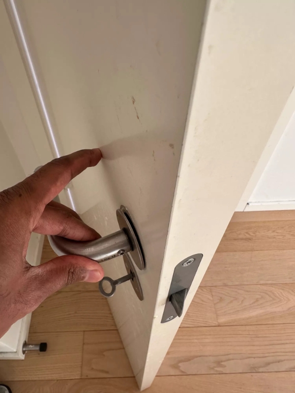 Reparation af 3 løse dørhåndtag og 1 skabshængsel i lejlighed i Vallensbæk Strand