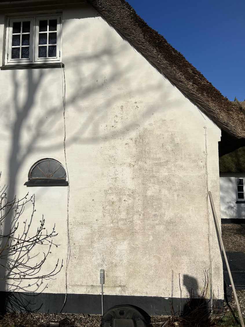 Har hvidkalkede facader på huset, som skal renses af for alger og diverse. Der er desuden er lille stykke væk med skader der skal udbedres.