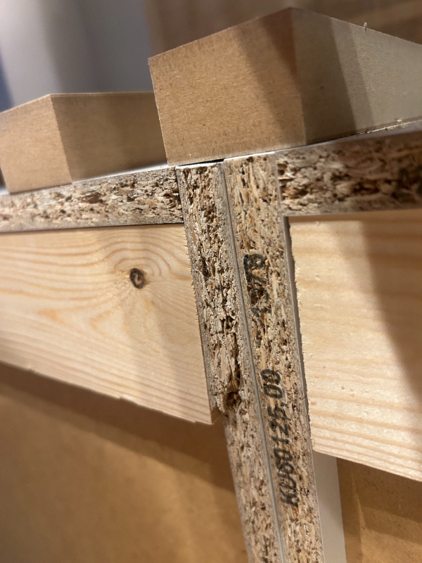 Hjælp til ophæng af badeværelsesmøbel