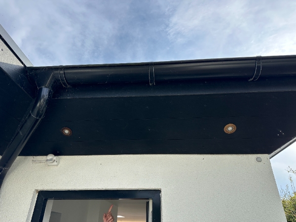 Spots i udhæng vil ikke tænde om aftenen. Føler defekt. Fejlsøgning og udbedring.