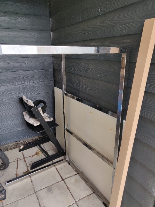 Spisebord, tvbord og papaffald køres på losseplads