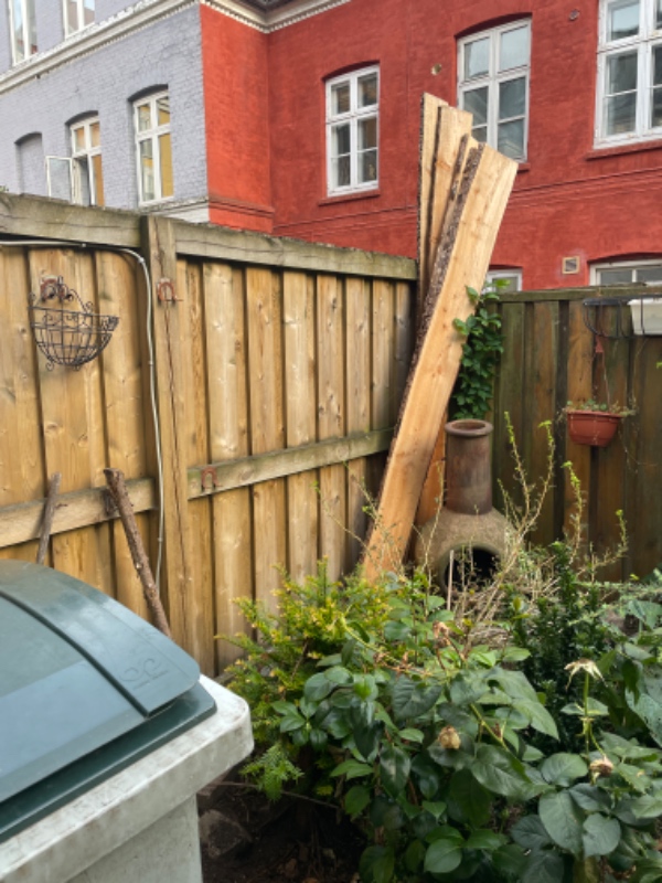 Opsætning af brædder på plankeværk samt indsætte aluminiumsplader for at skærme brædder mod jord. Pl