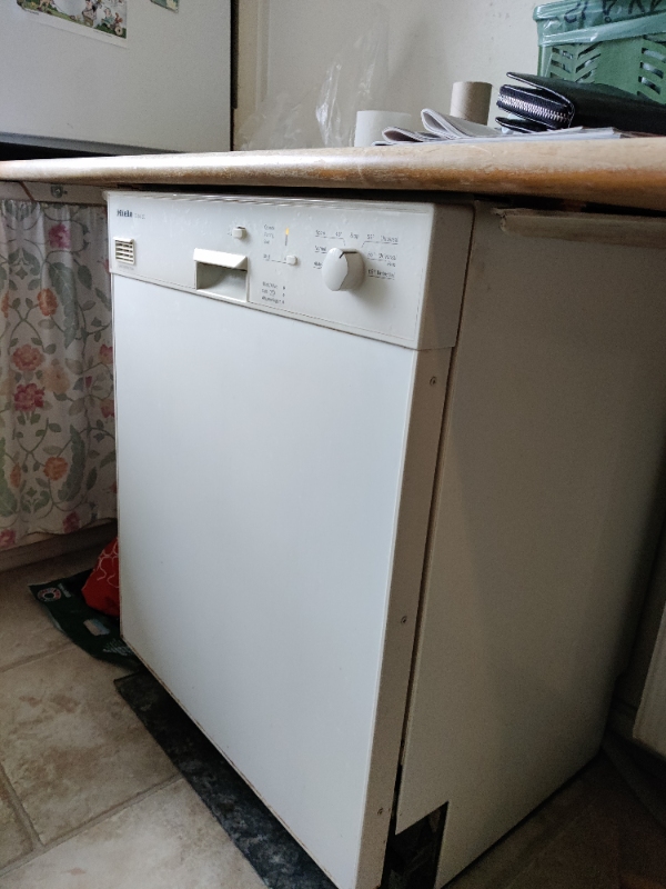 Bortskaffelse af skabsfryser HxBxD 164x60x60 og opvaskemaskine 81x59x60