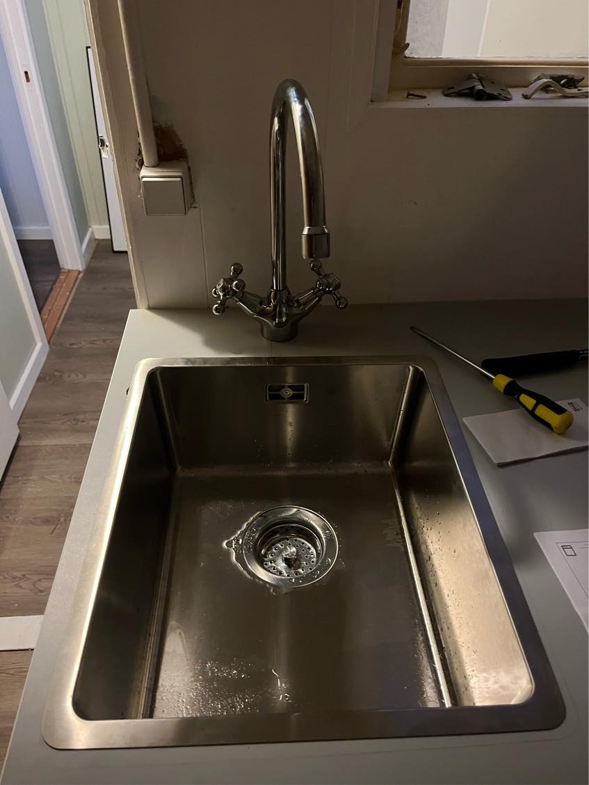 Utæt vandhane og utæt vandrør til vandhane