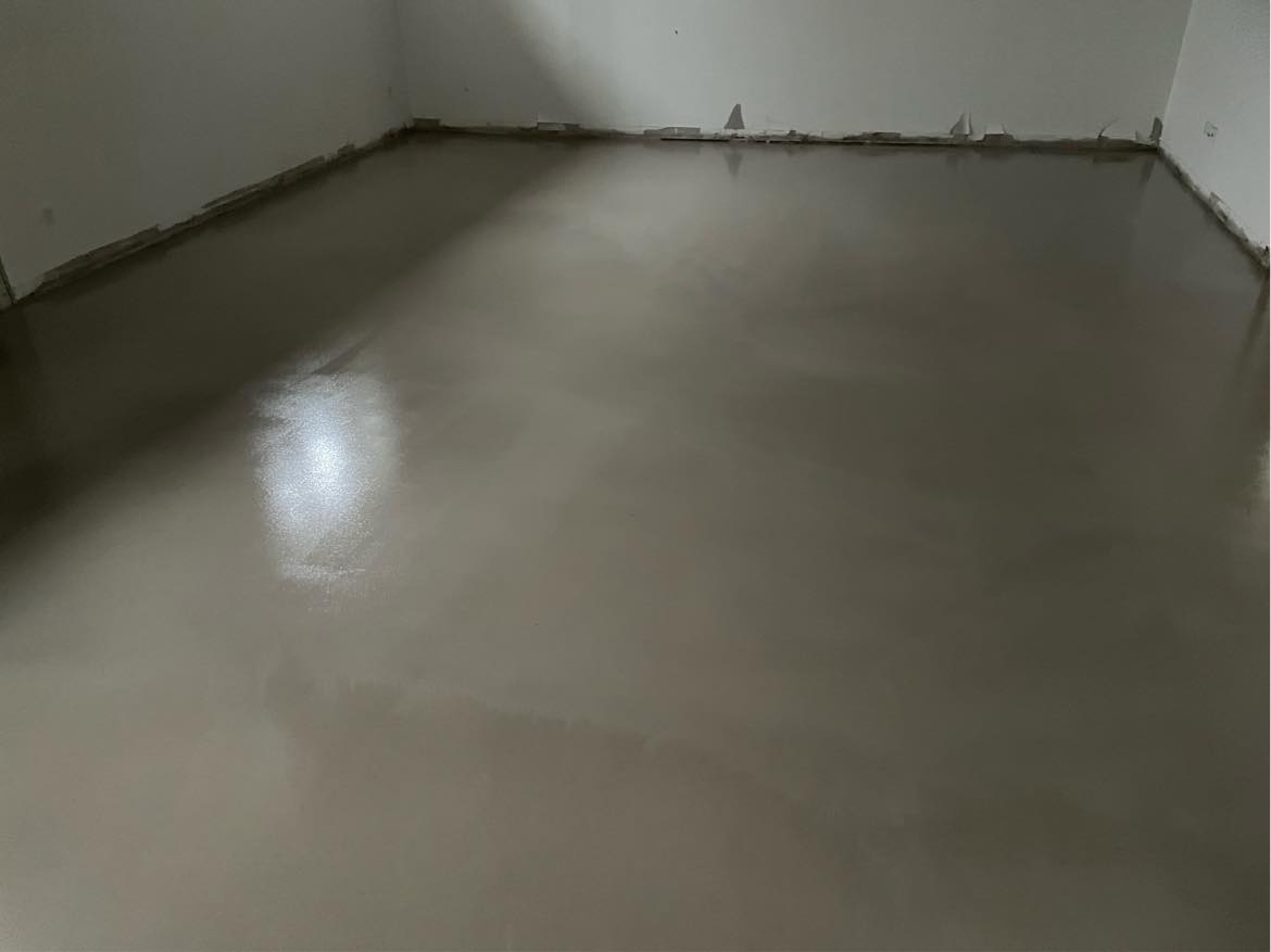 Mellemslining af gulv og efterfølgende lakering