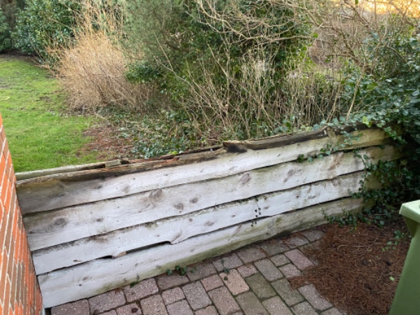 Nedtagning af gammelt hegn og opsætning af nyt hegn og etablering af havelåge