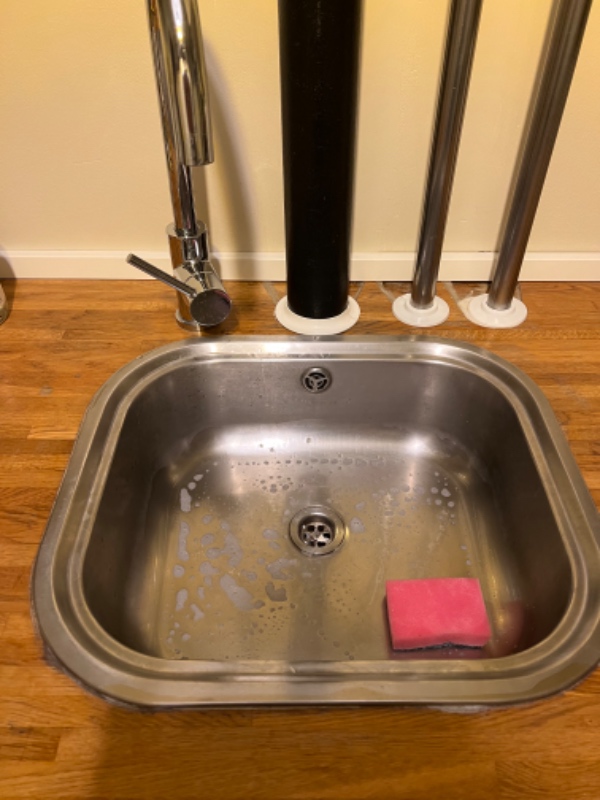 1. underlag omkring køkkenvask (evt. en slags vinyl på bordplade)