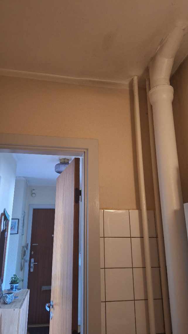 Maling af over væg, loft og rør på lille badeværelse.