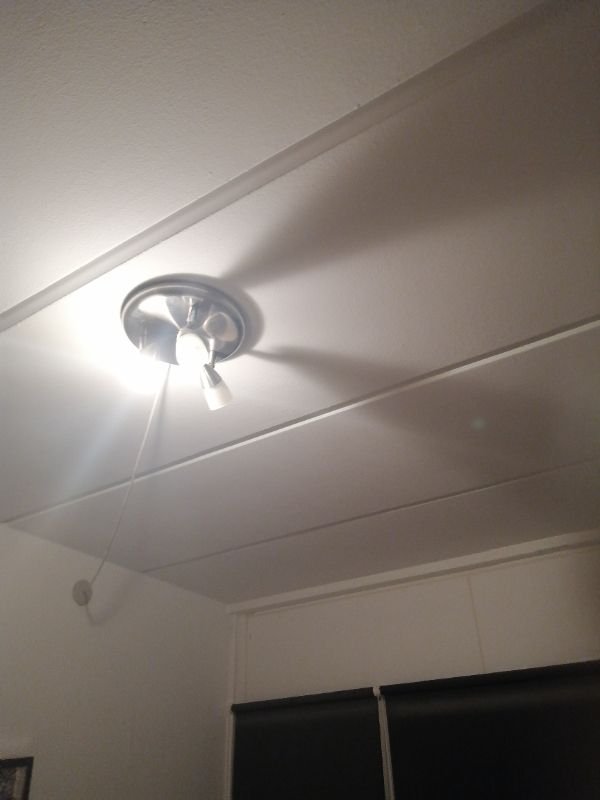 Hænge 6 lamper op, 7 mørklægningsgardiner og 2 persienner