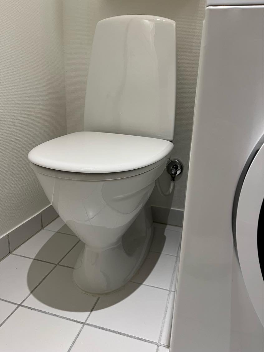 Toilet løber også efter der er lukket for vandtilførsel, så der skal formentlig skiftes pakning på udløbsventilen. Det er et Ifö Sign toilet.