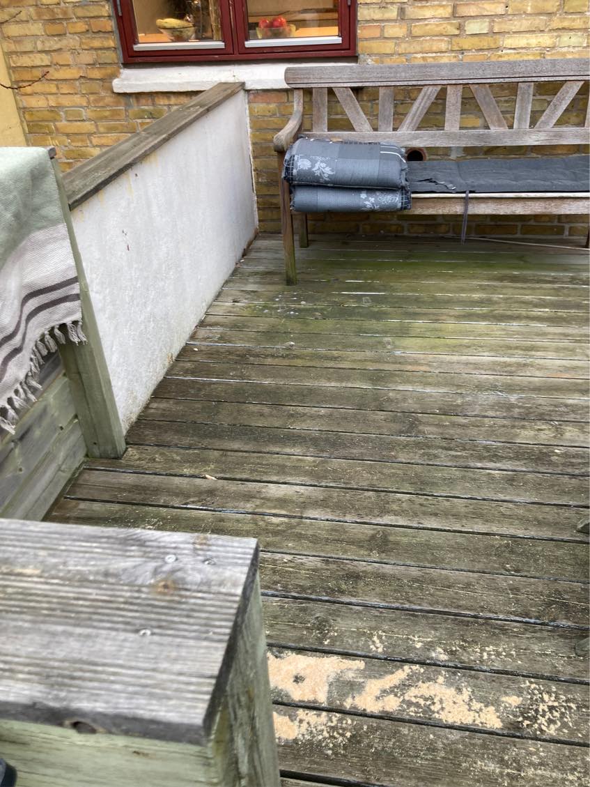 Rensning og algebehandling af træterrasse på 18 kvadratmeter