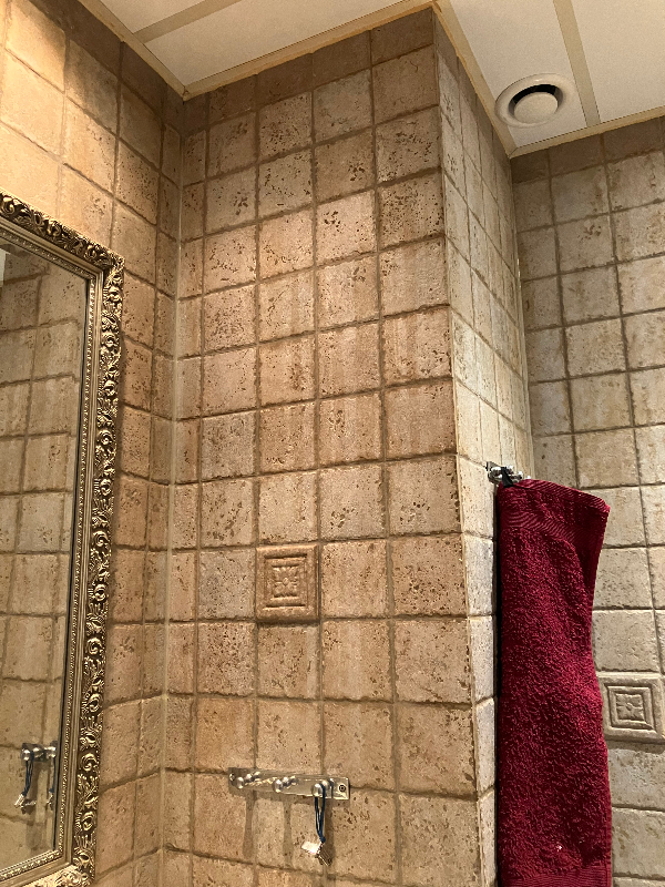 Rengøring af fliser i lille badeværelse