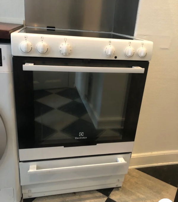 Bær hårdehvidvarer ned fra lejlighed på første etage