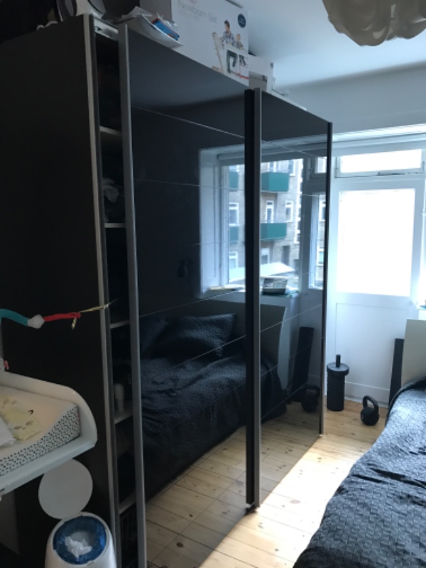 Hjælp til afskafning af køleskab og pax klædeskab