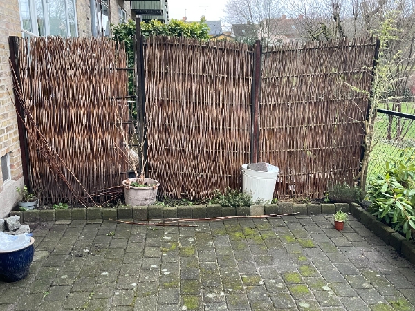 Sat hegn op (ca. 3,5-4 m) mellem 2 terasser i Lyngby