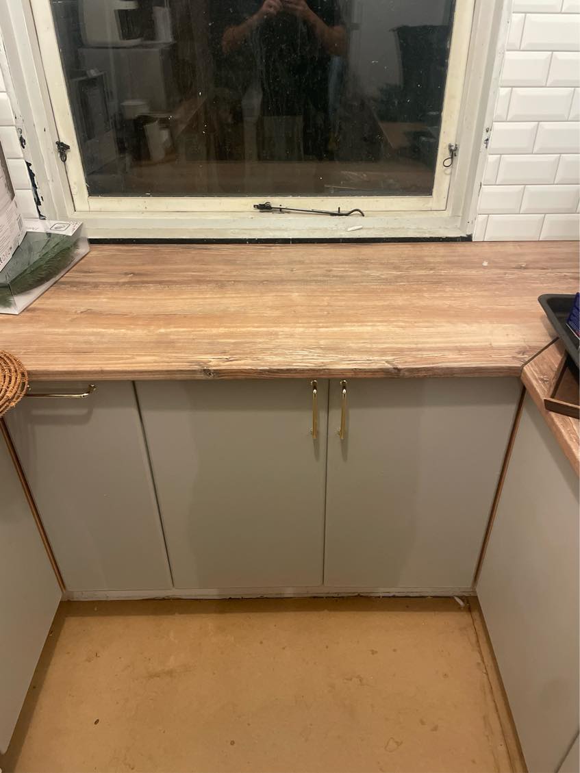 Udskæring til håndvask, samt montering af håndvask  og armatur