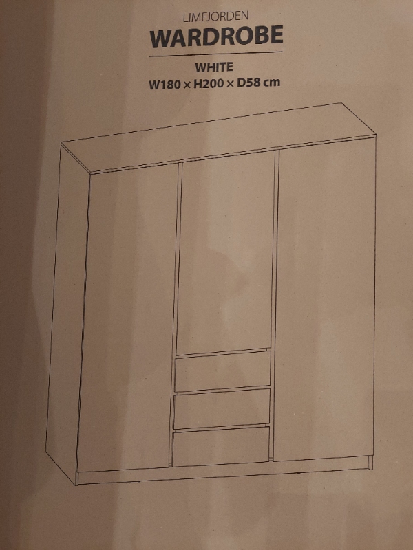 Samler et garderobeskab fra Jysk