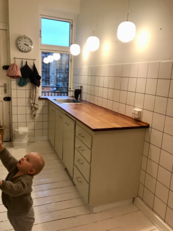 Produktion og montering af overmalbar svævehylde