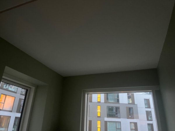 Opsætning af to gardinstræner og en lille hylde