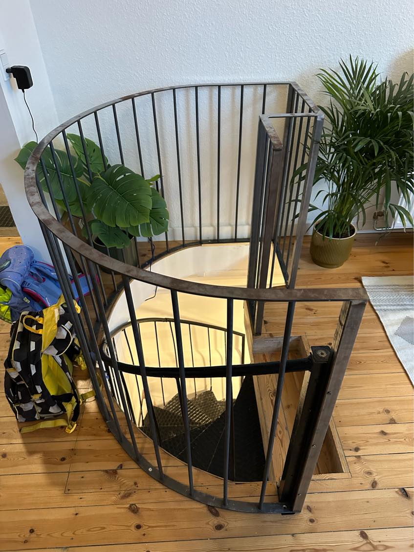 Mal trappens rækværk sort