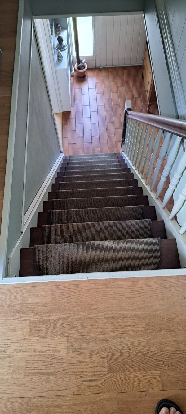 Hjælp til at flytte orgel + fjernsyn fra 1. sal til stueetage og bortskaffe det.