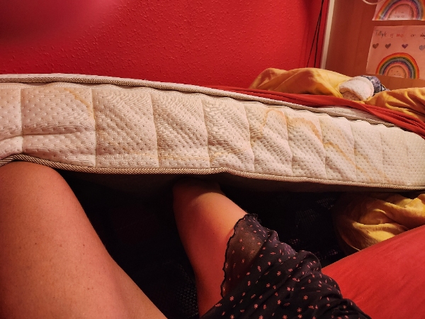 2 madrasser hvor afførring gennem flere år er sevet ned langs kanterne på madras stoffet.