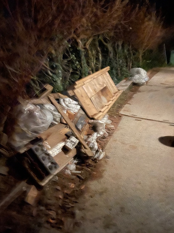 Oprydning rundt om hus og kørsel på genbrugsstation