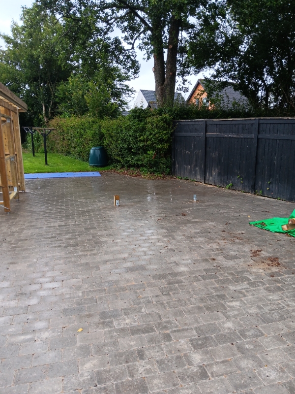 Opsætning af hegn med brædder