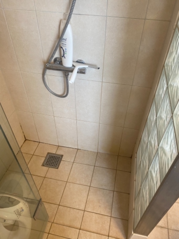 Udskiftning af fuge i bruseniche