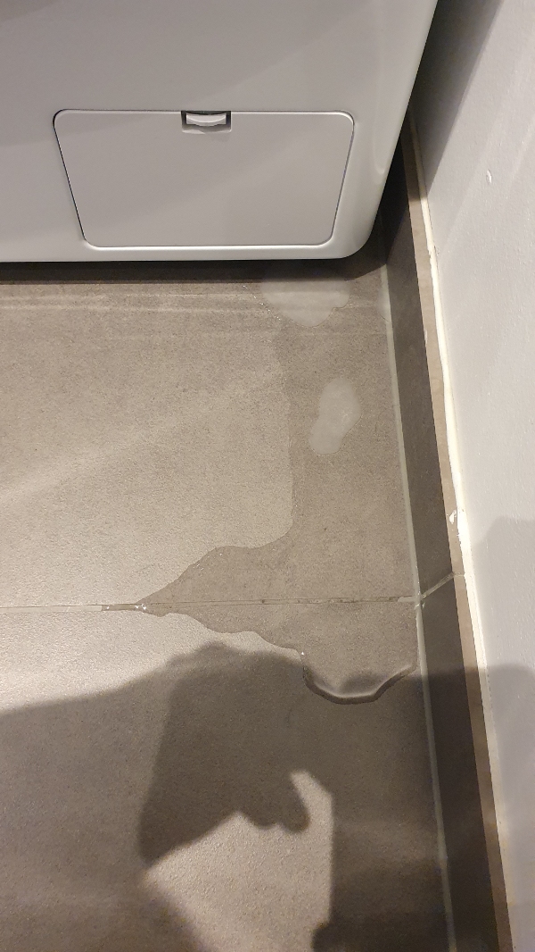 Rens af afløb ved vaskemaskine