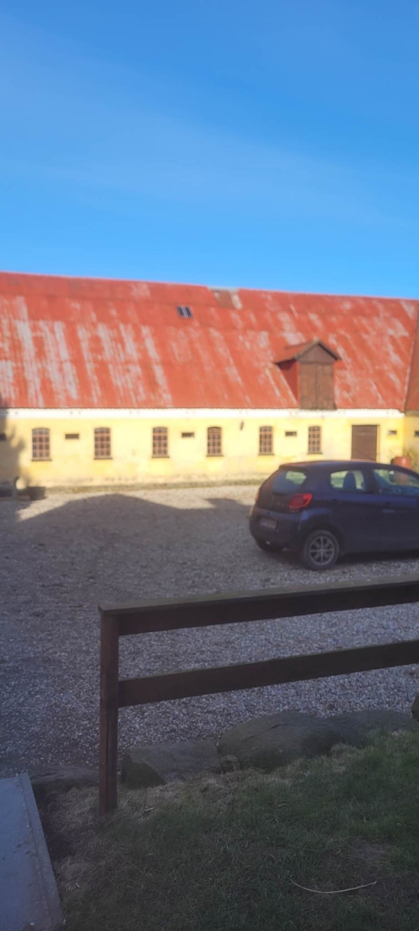 Maling eller vandskuring af staldbygninger udvendigt 520 m2 lille stilads kræves til gavle