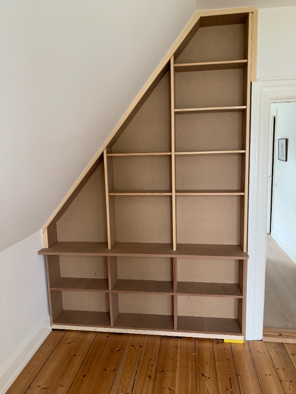 Maling af indbygget reol