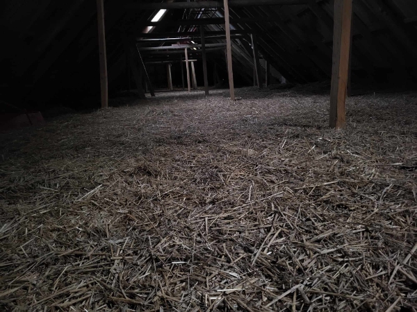 Fjerne halm fra loft