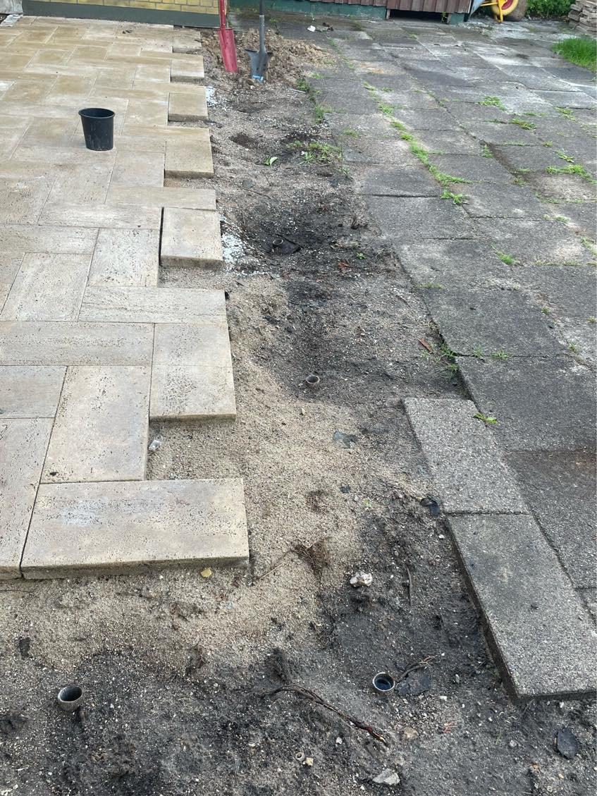 Grav beton stolper op