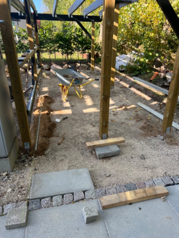 Lægning af 14m2 60x60 fliser, stabilt grus er lagt. Har både fliser og afretter grus