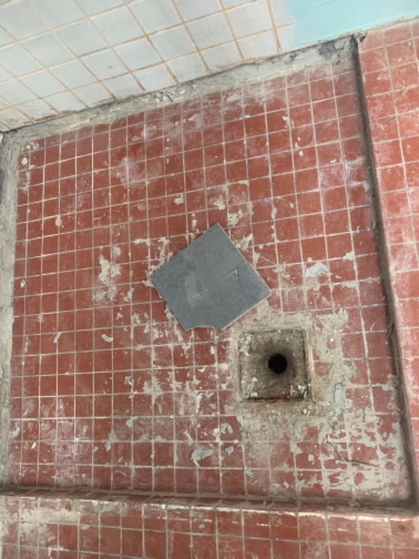 Nye fliser med vådrumsmembran samt fald på ca 2% (unidrain) og fliser i brusenichen 6,6kvm rum