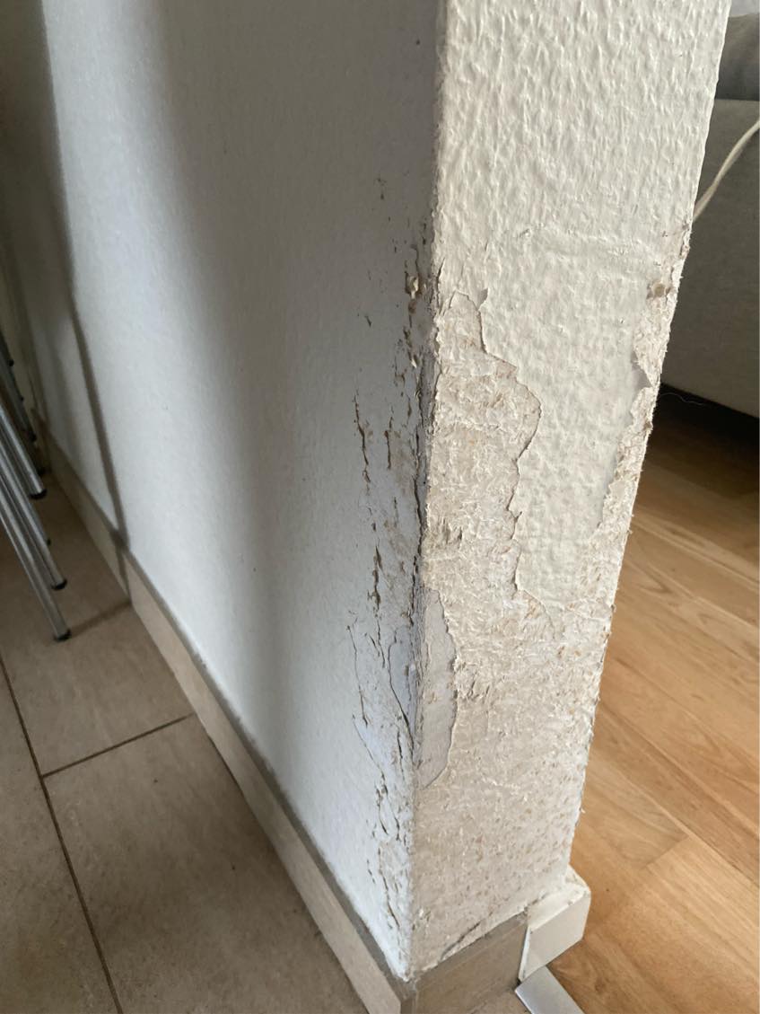 Udskiftning af tapet på hjørne-væg.