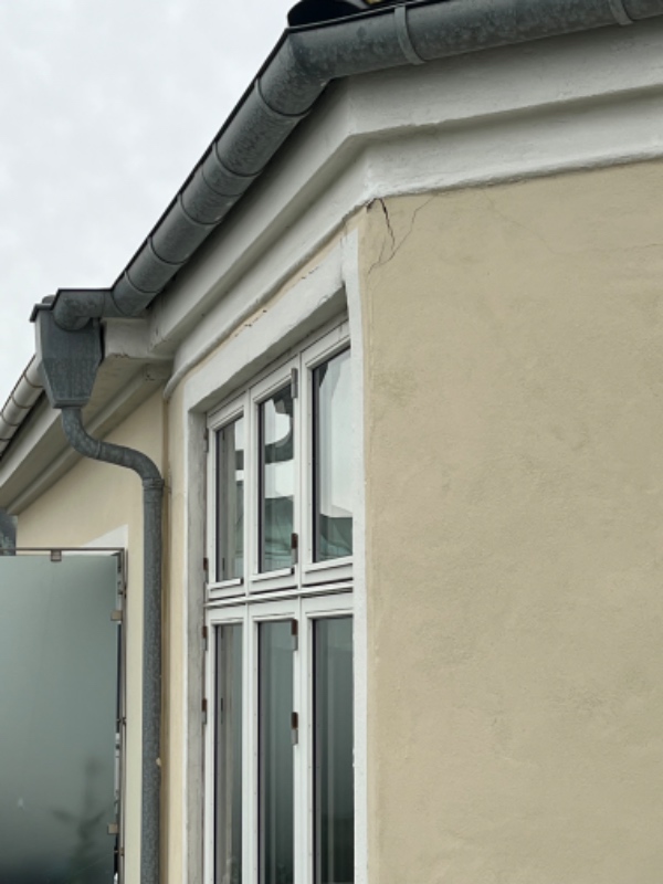 Reparation af revne i husmur