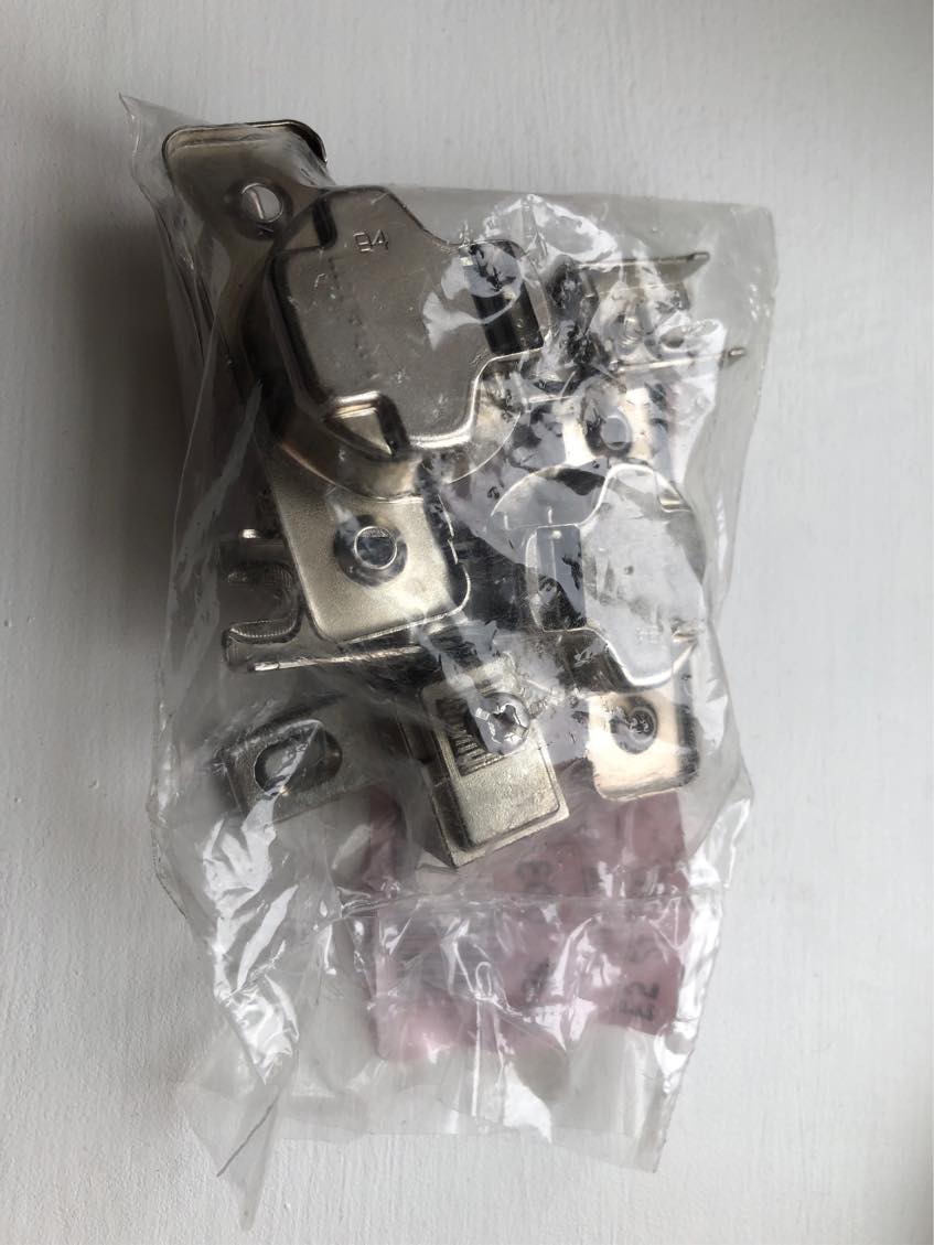 Påsætning/skift af hængsel på Ikea skabslåge